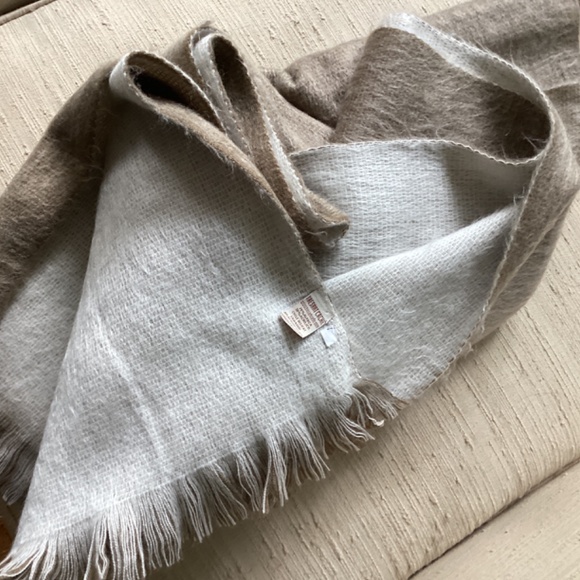 SOFT ALPACA BLEND REVERSIBLE BEIGE & LIGHT GREY PLUSH LARGE SCARF/WRAP - Picture 5 of 11